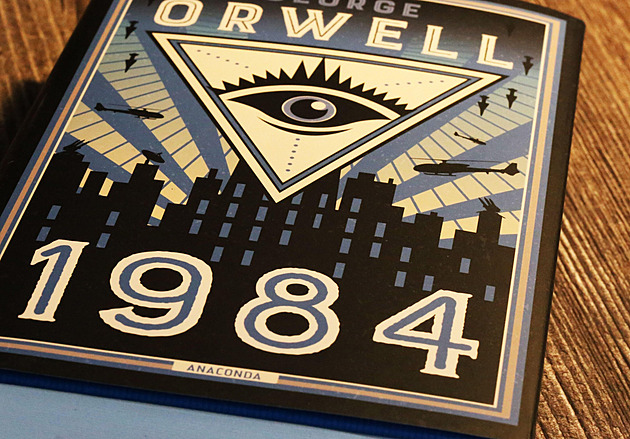 Hrdina Orwellova 1984 byl destruktivní radikál, učila ruská škola žáky