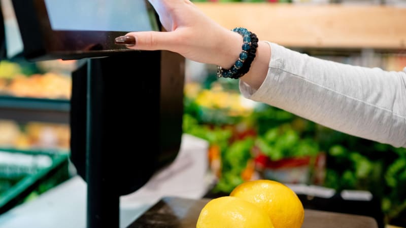 Řetězce v Česku výhody za samoobslužné nákupy neplánují. Máte na výběr, reagují na kritiku