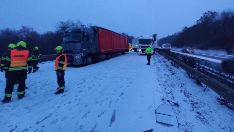 Hromadná nehoda u Prahy: Několik aut se srazilo s náklaďákem. D8 je uzavřena