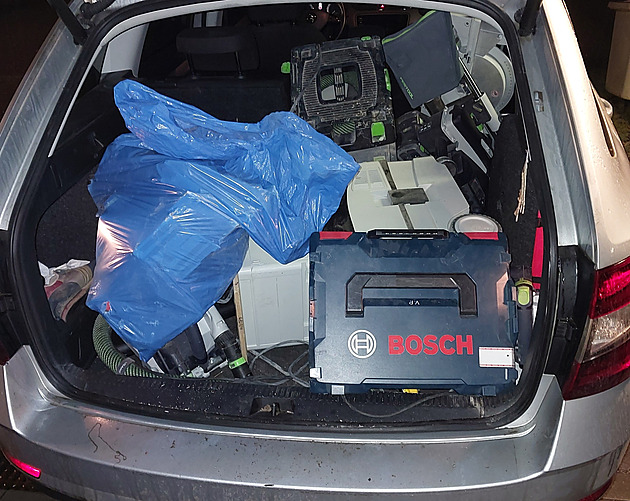 Do motorestu si zloděj přijel pro nářadí, vypůjčené auto jím napěchoval po střechu