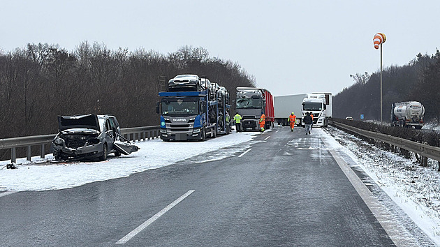 Hromadná nehoda uzavřela D8 u Prahy. Srazilo se tam jedenáct aut