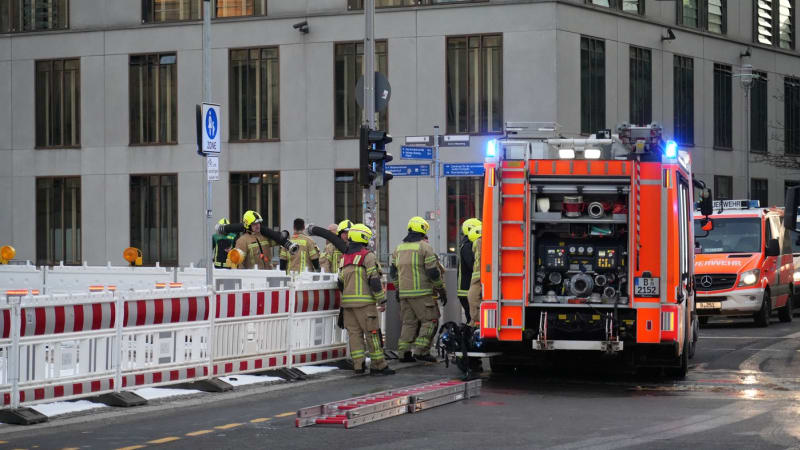 Vyděšený Berlín: U Říšského sněmu zasahovalo 80 hasičů. Kvůli čisticímu prostředku