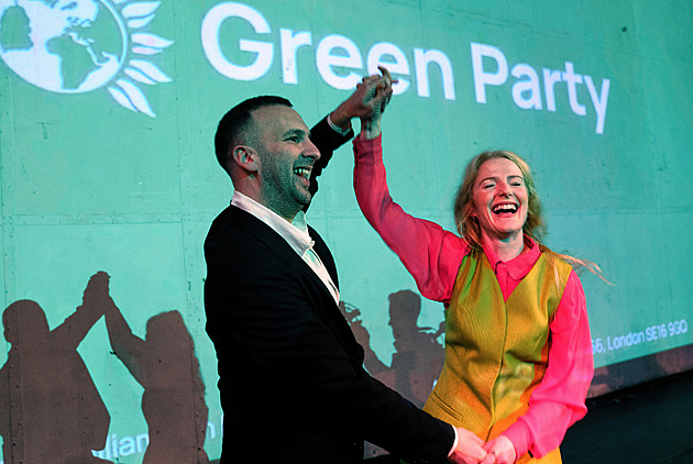 Vítězní zelení, za nimi Farage. Volby obrací britskou politiku vzhůru nohama