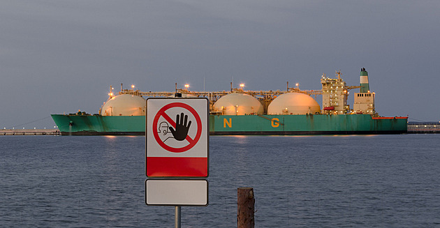 Přiškrcený Hormuzský průliv oživil vzpomínky na energošok roku 2022