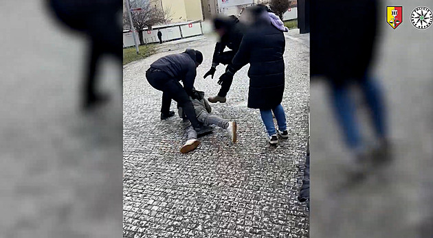 Ženu sledovali domů, tam jí surově strhli kabelku. Lupiče zadržela policie