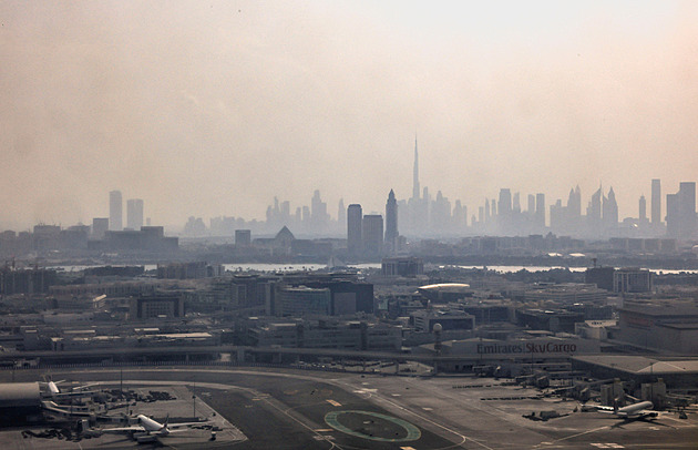 „Se zájezdem počítejte.“ V Dubaji padají drony, Čechy tam cestovka přesto posílala