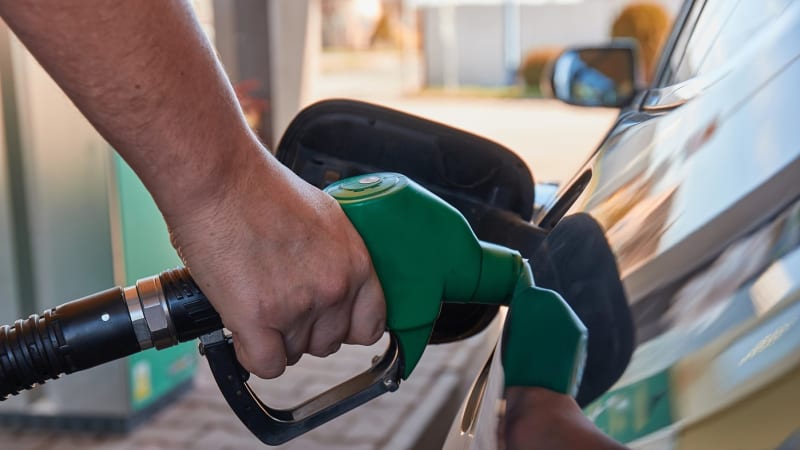 Ceny nafty vyletěly nad 40 korun. Pumpaři válku v Íránu nezneužívají, tvrdí ministerstvo