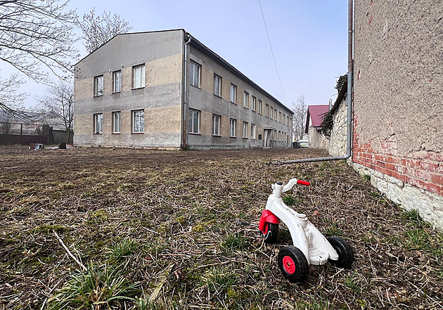 Berte, jinak pokračujeme. Za problémovou ubytovnu chce firma od obce 30 milionů