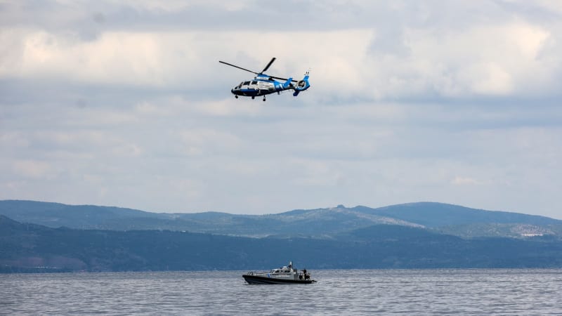 Ztroskotání člunu u Řecka: Pro zraněné, včetně estonské velvyslankyně, letěl vrtulník