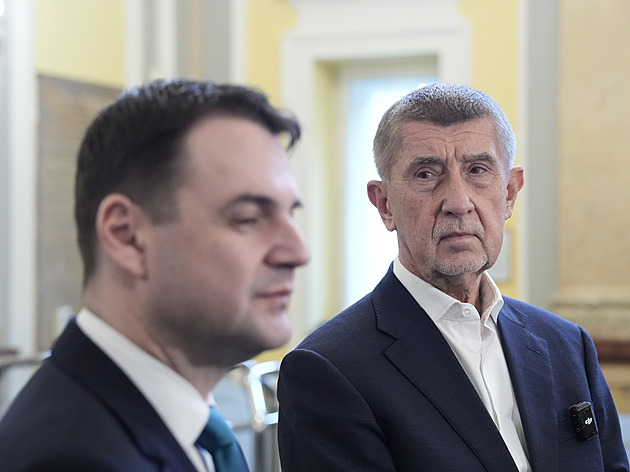Na summit NATO jedu s Macinkou, počítá Babiš. Pavlovi nic neřekl