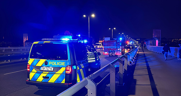 Noční Prahou se proháněla upravená vozidla. Policisté řeší 20 přestupků