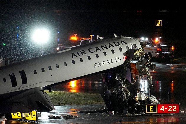 Na newyorském letišti se srazilo letadlo s hasičským vozem. Piloti zemřeli