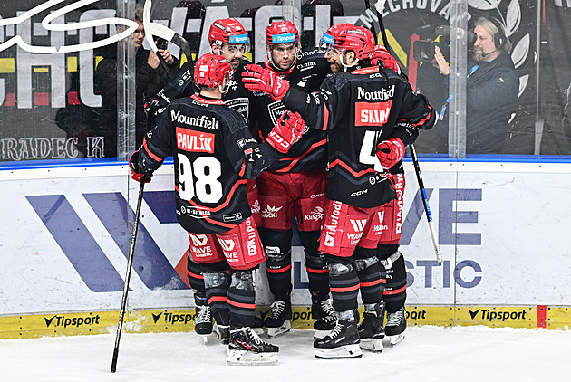 ONLINE: Hradec v prodloužení hraje o naději, Liberec získal proti Varům mečbol