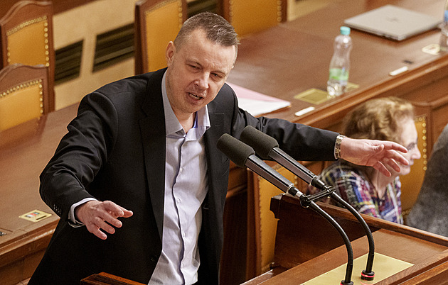 Rajchl se nabídl, že vyjedná ropu a plyn od Moskvy. Ruský agent, zní z opozice