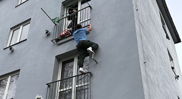 Nenapravitelný zloděj se policistům zkusil schovat pod balkonem. Bez šance