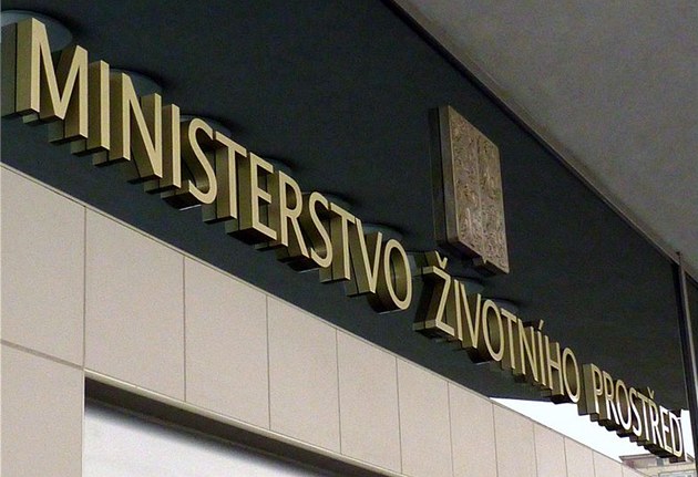 V sedmnácti šéfem sekretariátu. Syn vlivného úředníka má post na ministerstvu