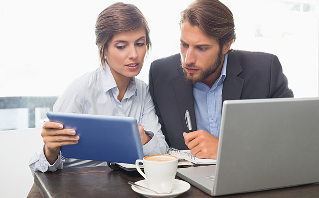 Proč káva dobíjí baterky, dělá radost a utužuje kolektiv? Co odhalili odborníci