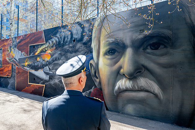 Krycí jméno Rinope. Generála nebe Peřinu připomíná v pražských Řepích obří malba