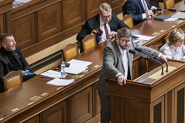 Poslanci schvalují regulaci cen paliv. Stát nemá nahrazovat trh, řekl Jakob