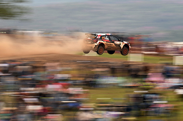 Tragédie při rallye v Argentině. Rotující auto smetlo i diváky, jeden zemřel