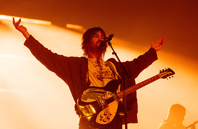 OBRAZEM: Australští Tame Impala koupali vyprodanou O2 arenu ve světlech i zvuku