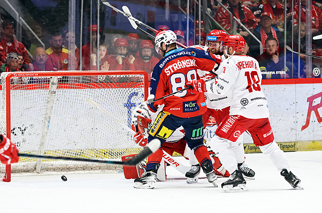 ONLINE: Třinec - Pardubice 4:4. Nestrašil vyrovnává a duel jde do prodloužení