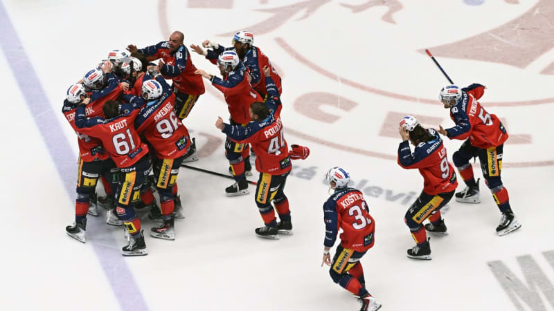 Hokejisté Pardubic po 14 letech slaví titul. Utkání rozhodl nestárnoucí Červenka