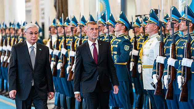 Dodávky uranu i nabídka letounů. Babiš jednal s hlavou Kazachstánu, převzal si řád