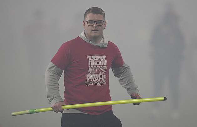 ONLINE: Slavia - Sparta 3:2, fanoušci napadli Surovčíka, hosté už hrát nechtějí