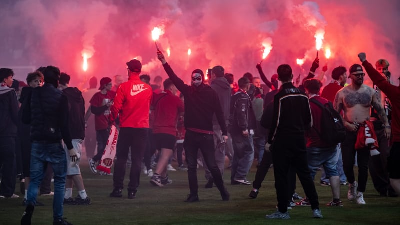 Jaká bude dohra derby? Slavii hrozí kontumace a pokuta v řádu milionů, fanouškům i vězení