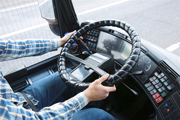 Kamion překážel autobusu v křižovatce, řidiči se porvali přes stažené okénko
