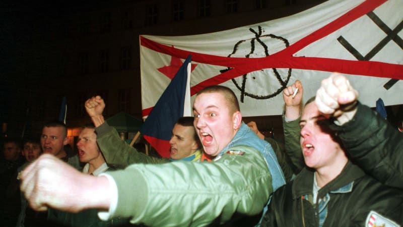Pogromy, vraždy a vlna násilí. Skinheadi terorizovali menšiny, nyní jsou opět na vzestupu