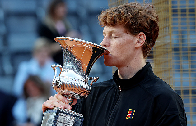 Čtrnáct trofejí má, chybí jen dvě. Sinner se řítí za dokonalostí, rychleji než Djokovič