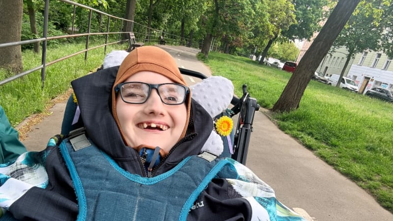 Bojuje s těžkým handicapem, přesto se Míša stále usmívá. Rodina prosí o pomoc s pohonem kočárku