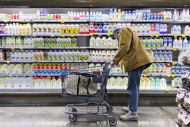Kaufland prodává mléko za osm korun, Tesco za devět. Zmapovali jsme největší akce týdne