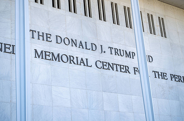 Soud utnul Trumpovo jméno ke Kennedyho centru a také jeho pompézní rekonstrukci