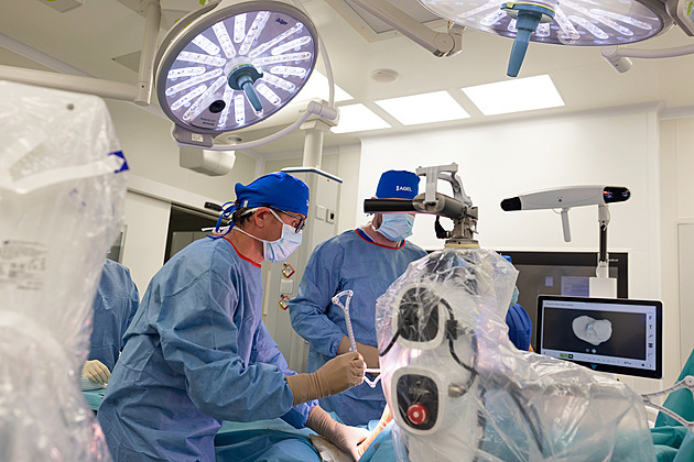 Robot rozhoduje a pomáhá chirurgům na sále, říká primář ortopedie Hoferek