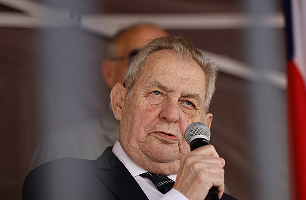 Poslanci chtějí vyznamenat Zemana i Pana Nikdo proti Putinovi. Moravec neprošel