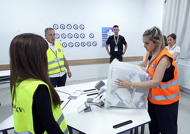V Kosovu skončily předčasné volby. Podle odhadů vyhrála strana premiéra Kurtiho
