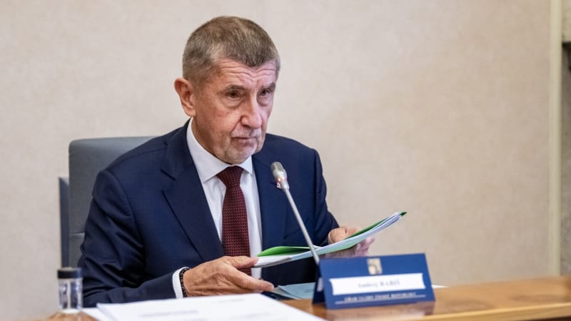 Babiš dal najevo, že bude dva týdny o Pavlovi mlčet. Macinka promluvil o neformální večeři