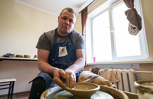 Ve válce oslepl, žena ho opustila. Pak veterána z Ukrajiny zachránila keramika