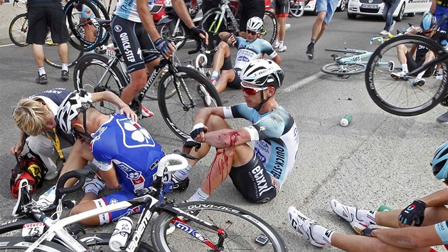 Babička na vozítku vjela cyklistům pod kola a zavinila hrozivý hromadný pád