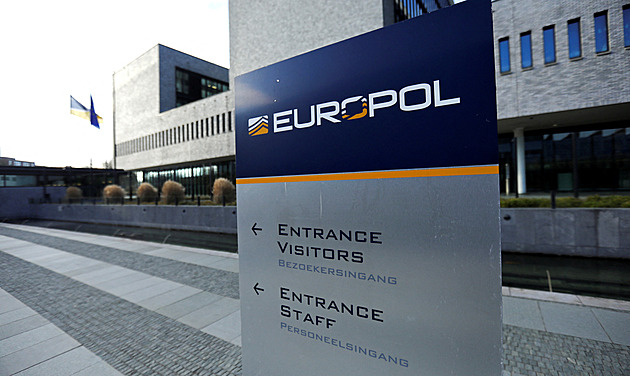 Policie rozbila síť teroristů napojených na Islámský stát. Zapojilo se i Česko