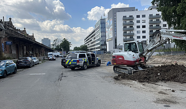 Nález munice paralyzoval centrum Brna. Lidé se evakuovali, zastavily se i vlaky