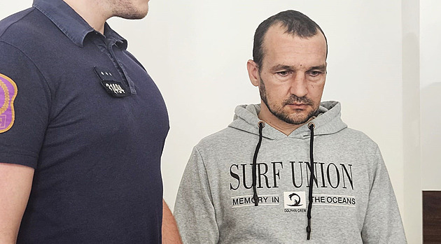 Brutálně ji tloukl, pak Ukrajinec krajanku uškrtil šňůrkou z tepláků. Kvůli penězům