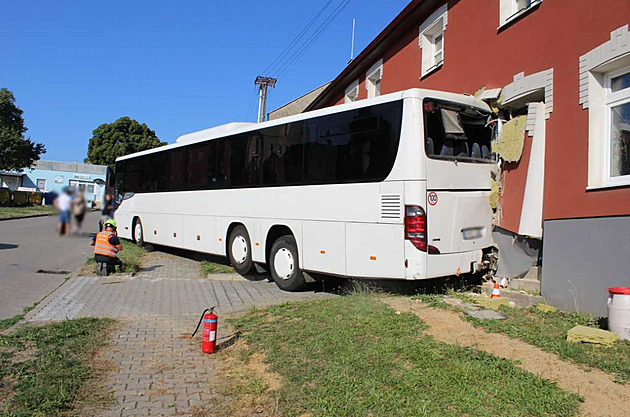 Řidič špatně zabrzdil autobus. Ten se sám rozjel, přejel chodník a narazil do domu