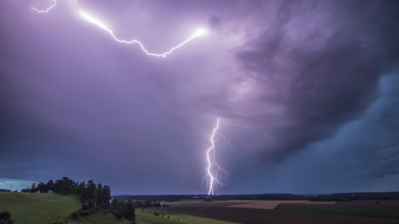 Bouřky sevřely Česko: Brzy udeří supercela a větší kroupy. MAPA varuje, kde hrozí nebezpečí