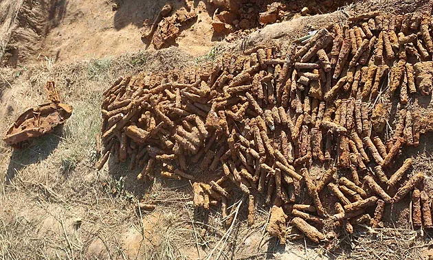 Archeologové našli munici z války. Část obsahovala bílý fosfor, pyrotechnici ji odpálili