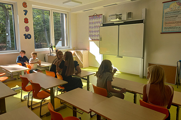 Z nových tříd se žáci hlubocké školy dívají do zámeckého parku