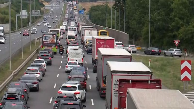 Nová dopravní značka bojuje s kolonami. Brzy má stát u hlavních dálničních tahů i v Česku